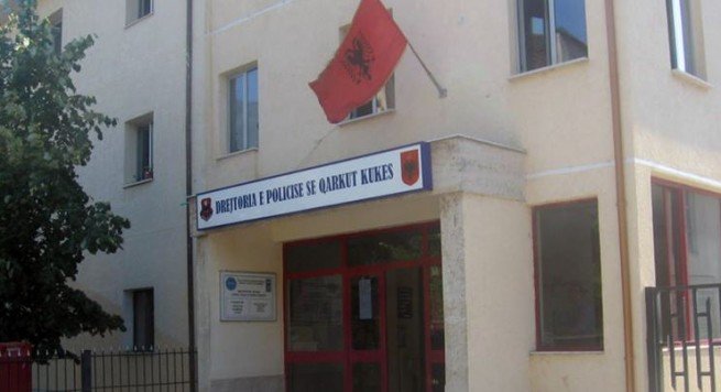 Luante në parmakun e dritares, bie nga kati i dytë fëmija 2-vjeçar në Kukës