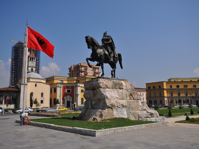 Ndizet debati në Mal të Zi: Të vendoset monumenti i Skënderbeut në Ulqin, është … serb i lindur