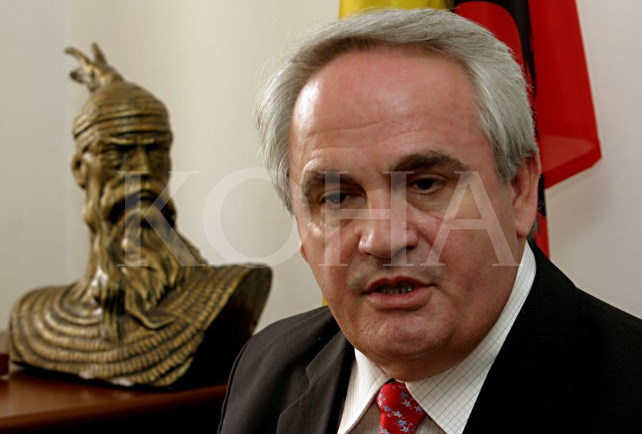 Gjergj Dedaj zyrtarisht emërohet Ambasador në Maqedoni, falënderon Thaçin