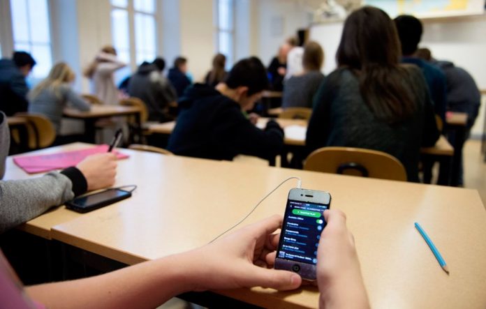 S’ka më telefona në shkollat shqiptare, as për nxënësit as për arsimtarët