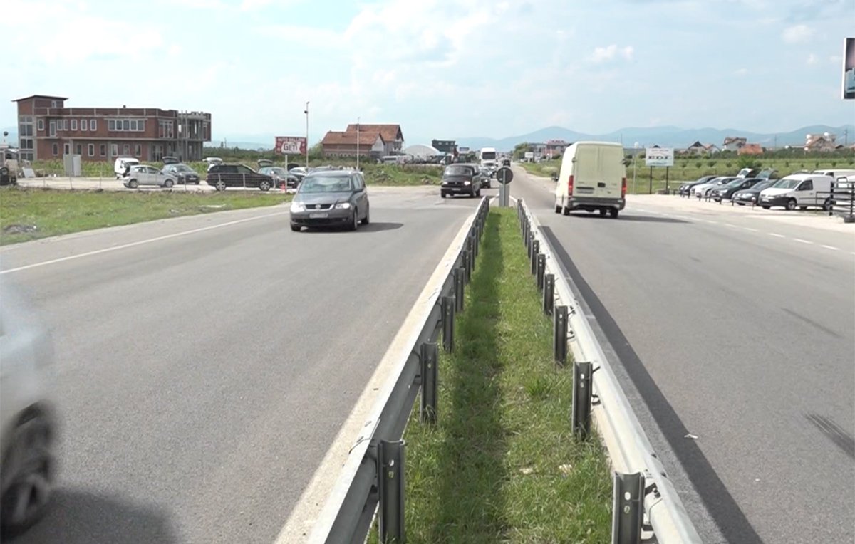 Qytetarët të revoltuar për bllokimin e rrugës Prishtinë – Mitrovicë