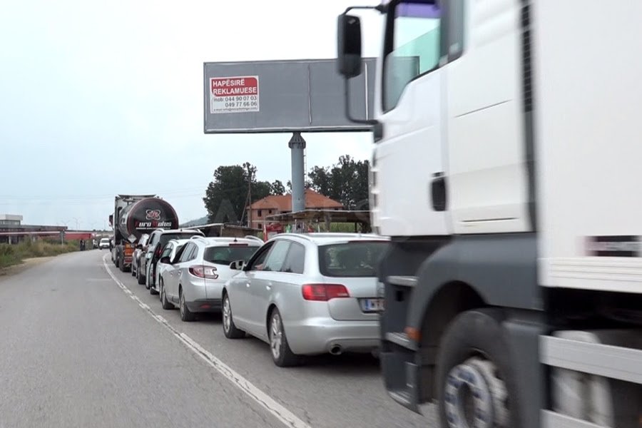 Ardhja e mërgimtarëve dhe punimet në rrugë, shkak i kolonave të gjata