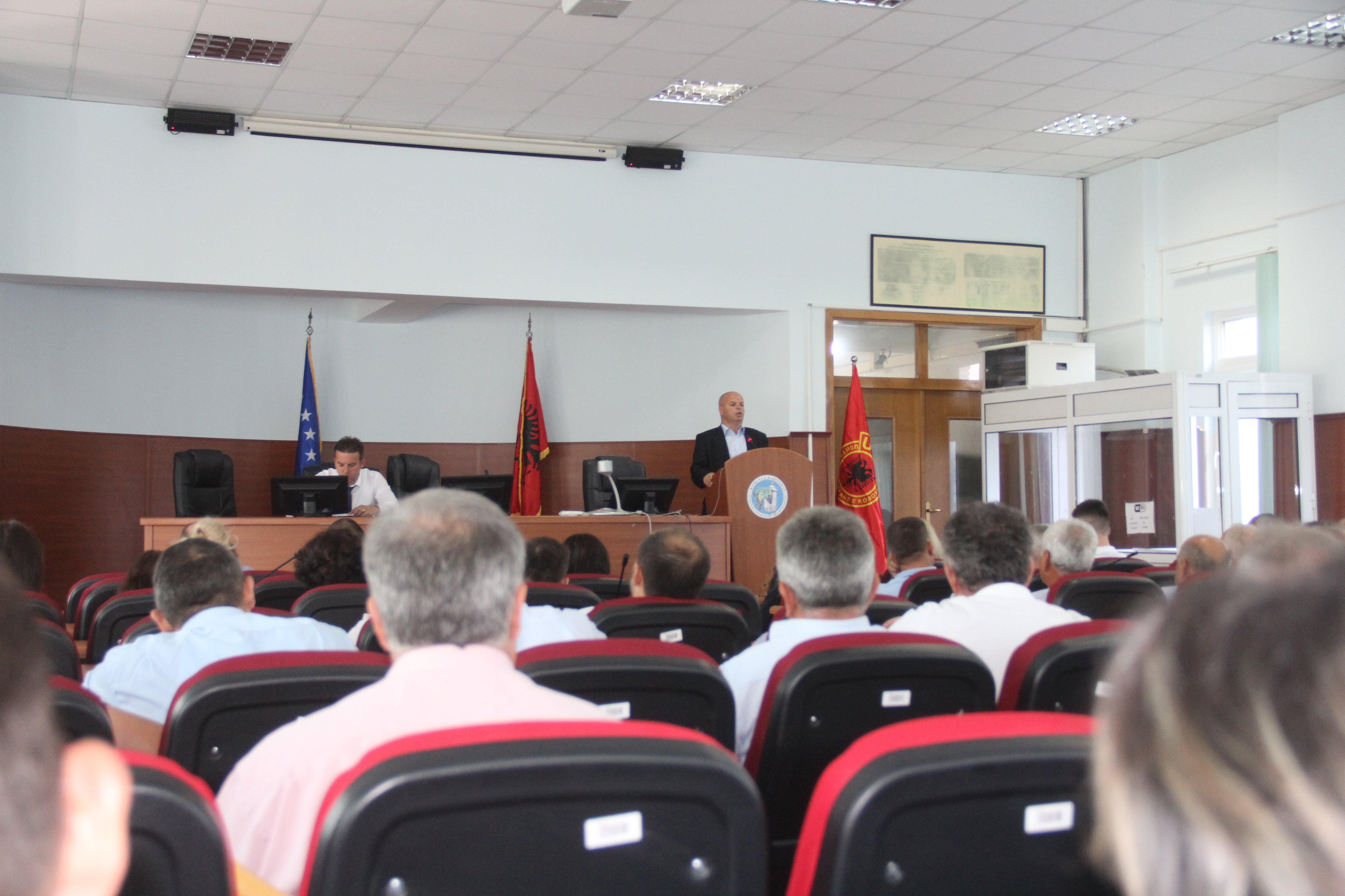 Latifi kërkon angazhim më të madh dhe respektim të orarit të punës nga administrata e Rahovecit