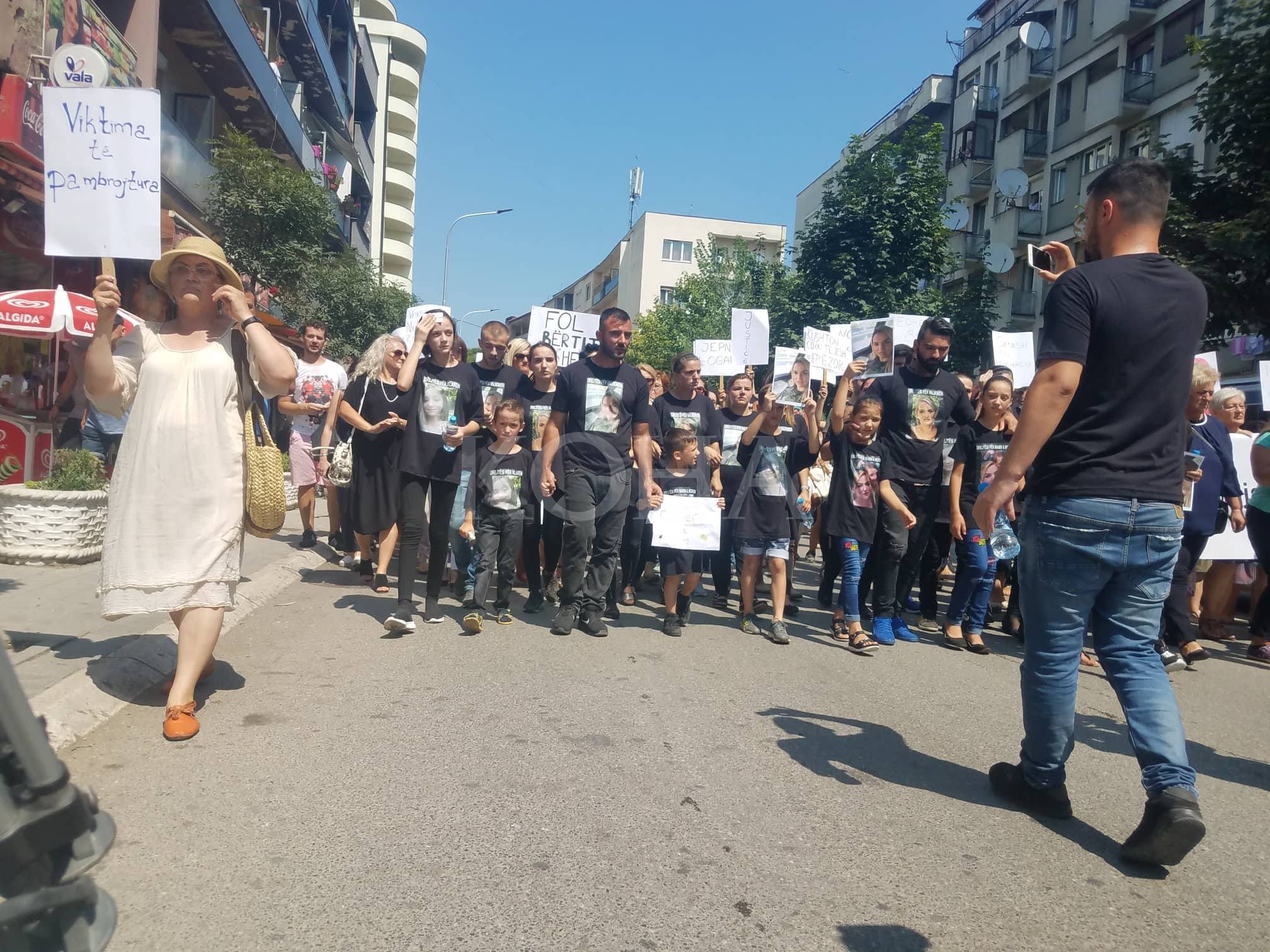 Familjarët e gruas dhe vajzës së vrarë në Gjakovë kërkojnë dënim maksimal ndaj dorasit