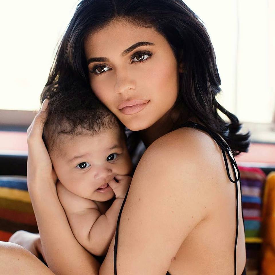 Kylie feston ditëlindjen me përqafimin e vajzës Stormi