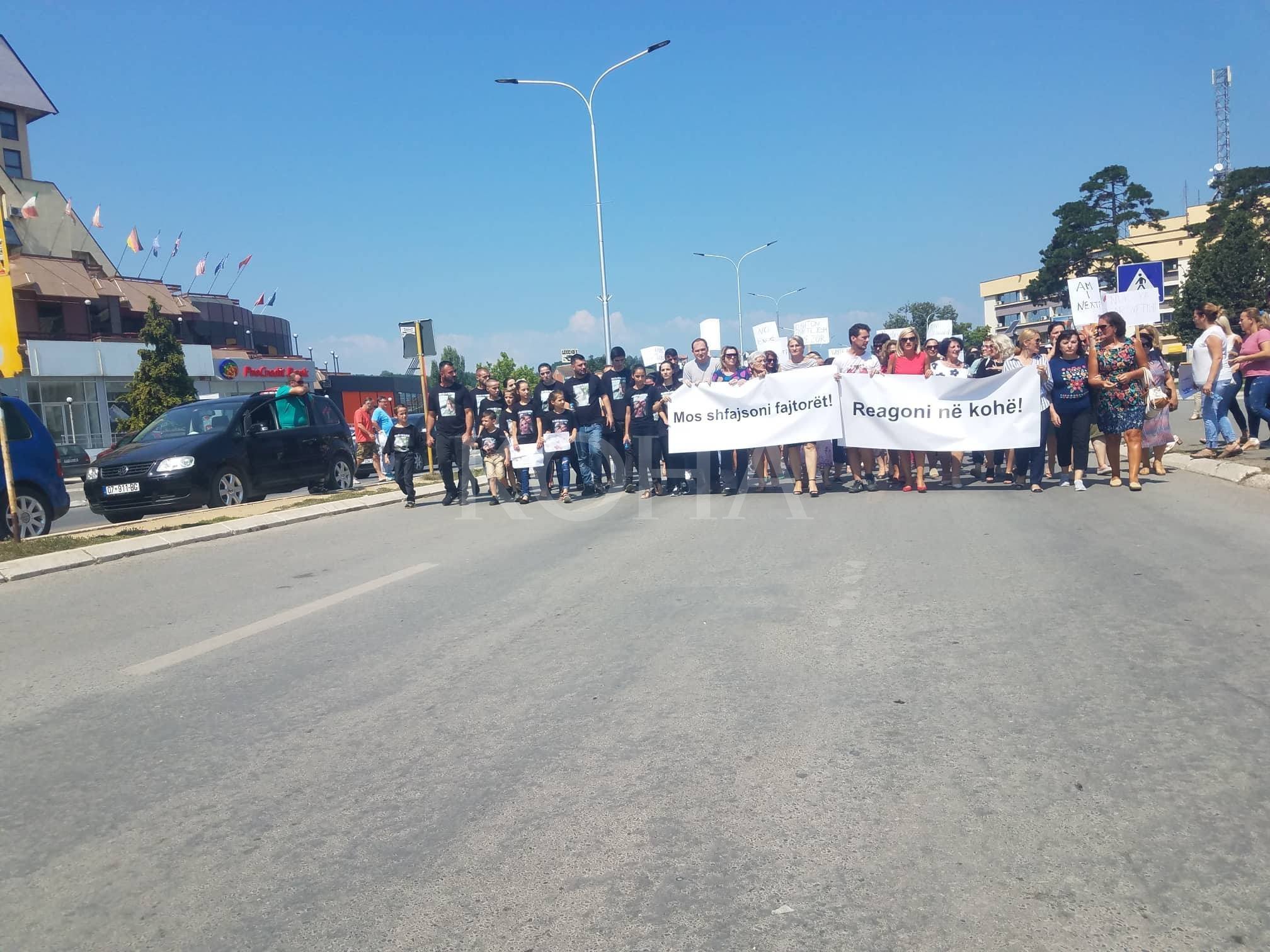 Protestës në Gjakovë i prin familja e viktimës: Duam drejtësi për nënën dhe motrën tonë