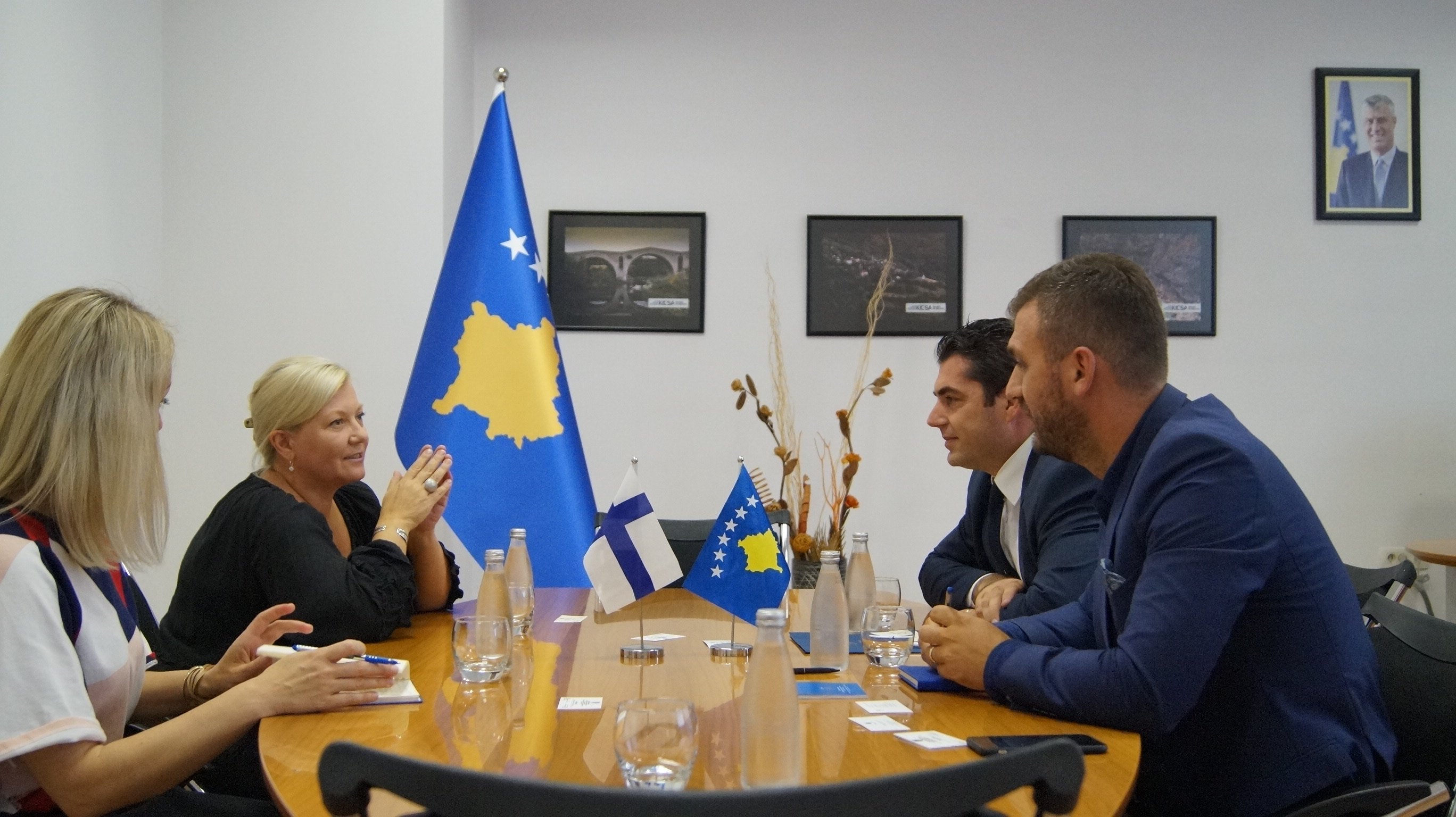 Ambasadores së Finlandës në Prishtinë i lë përshtypje rinia, me MTI-në dakordohen të vazhdojnë bashkëpunimin