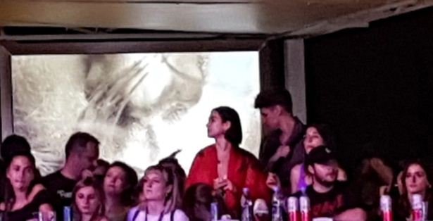 Dua Lipa me flamur kombëtar në “Sunny Hill”
