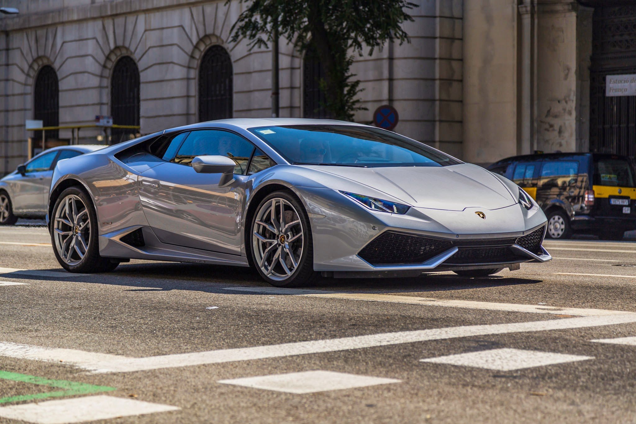 Merr me qira Lamborghinin, gjobitet me 47,000 dollarë për tejkalim shpejtësie për më pak se 4 orë