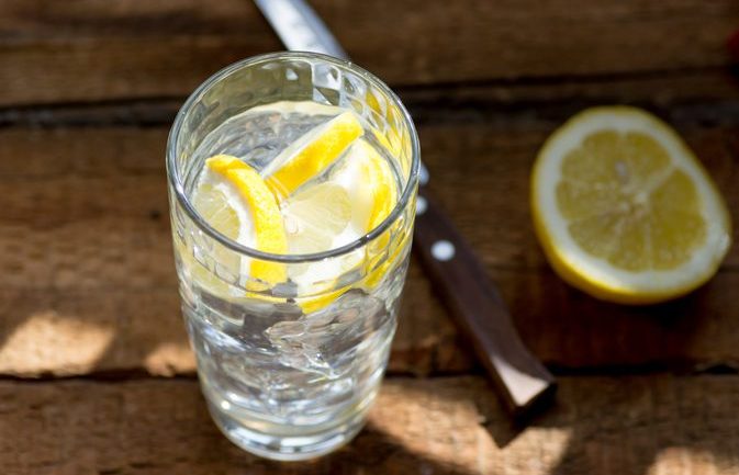 Për të humbur peshë, mjafton vetëm ujë me limon   