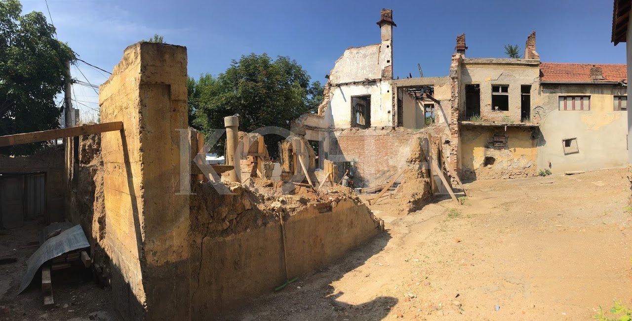 Pastrohet monumenti në Prishtinë, pronari do leje që ta bëjë bujtinë