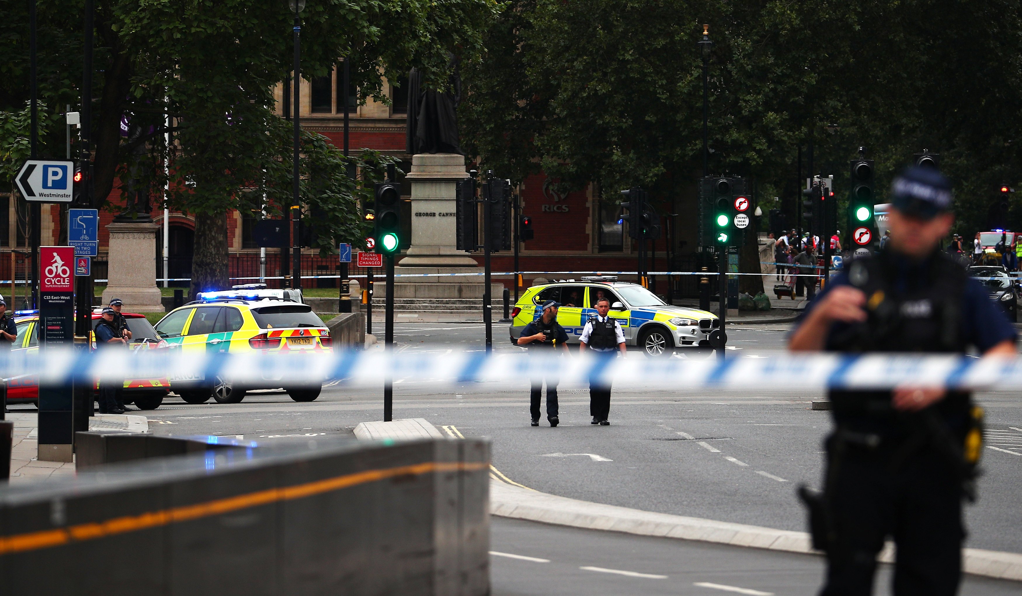 Vetura përfundon në barrierat e “Westminster”-it, disa këmbësorë të lënduar