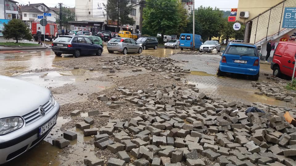 Suhareka në gjendje të rëndë pas shirave të mbrëmshëm