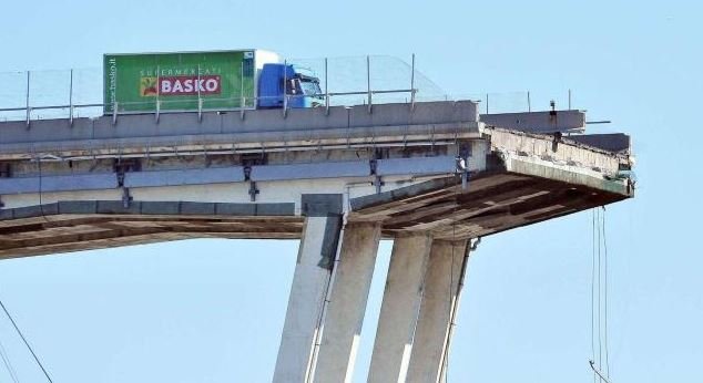 Një duzinë njerëzish ende në rrënoja në Gjenova, urë e re brenda 2019