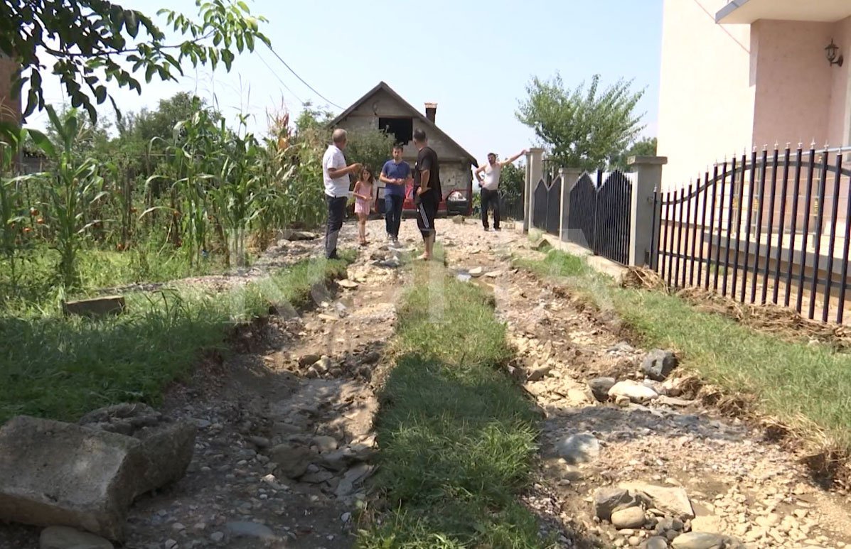 Shumë pak ndihmë për Suharekën e vërshuar, banorët e Sopisë natën e kaluan jashtë shtëpive