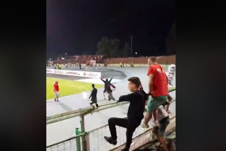 Rrahje masive ndërmjet tifozëve të Skënderbeut e Partizanit