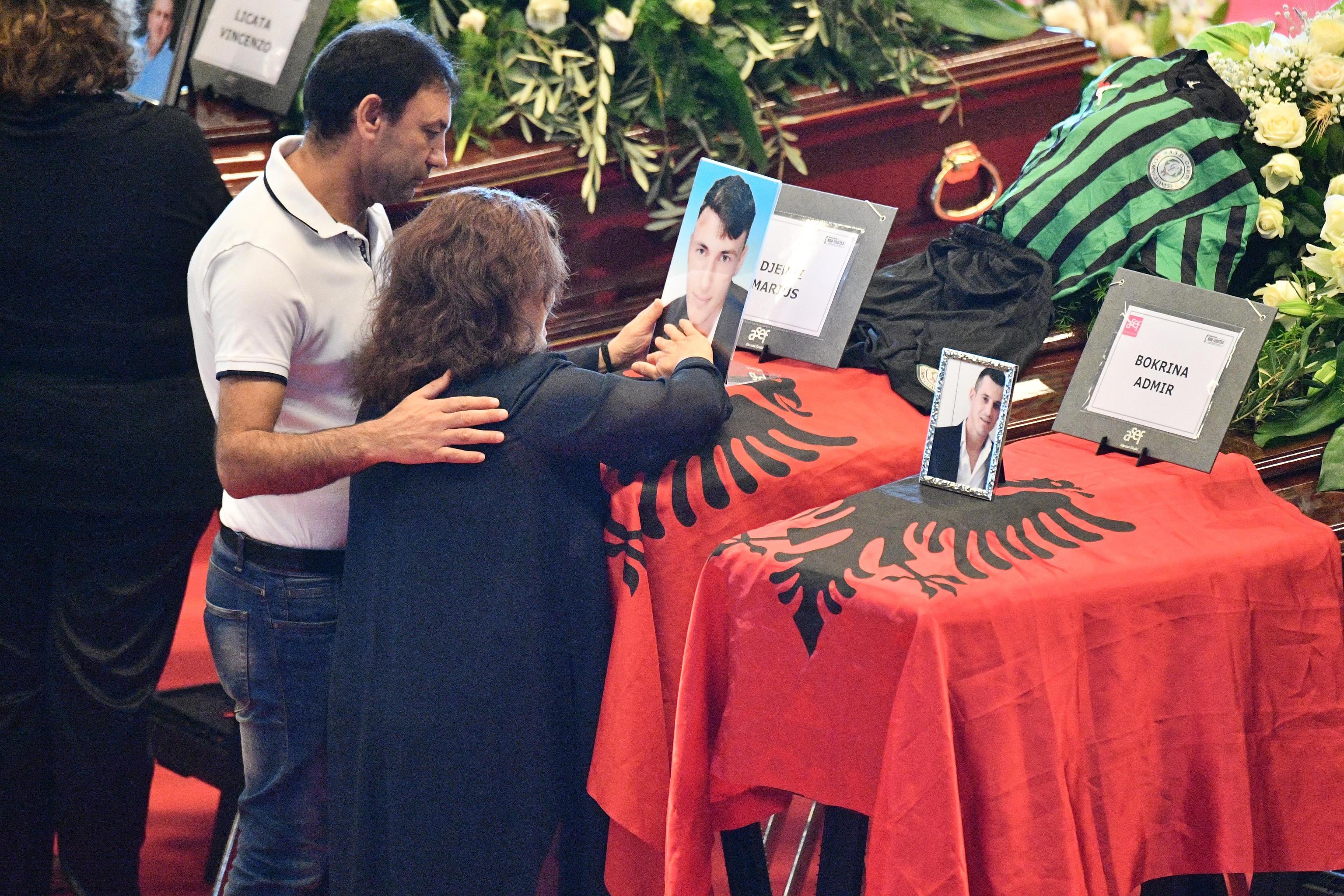 Trupat e Marjusit dhe Admirit me flamur shqiptar në ceremoninë në Gjenovë