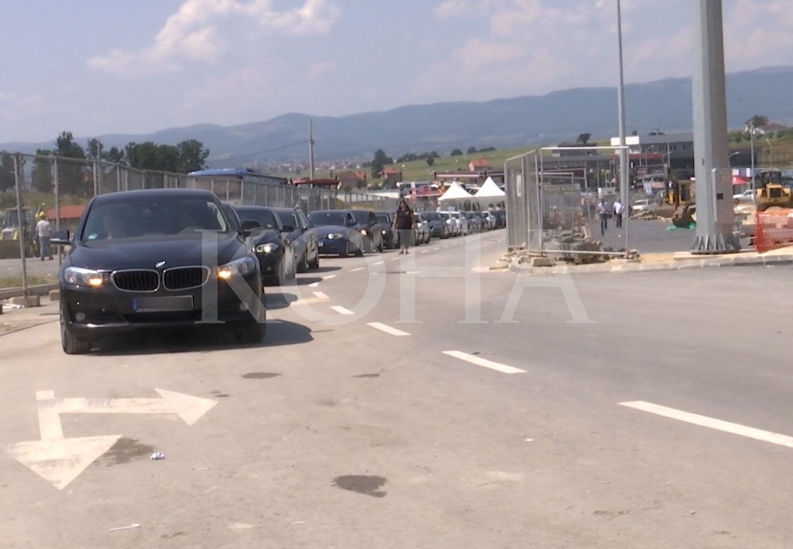 Kolonat e gjata indinjojnë mërgimtarët që po largohen nga vendlindja