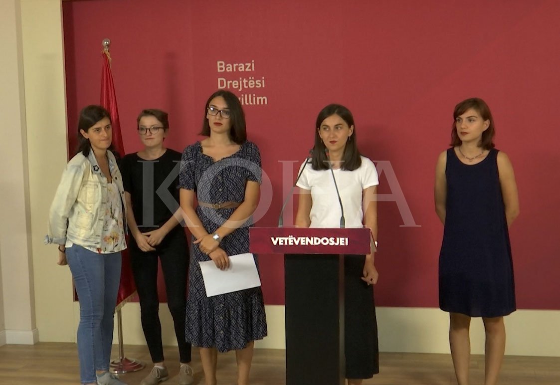 Aktivistet e liruara të VV-së thonë se “Policia i ka duart me gjak të grave”