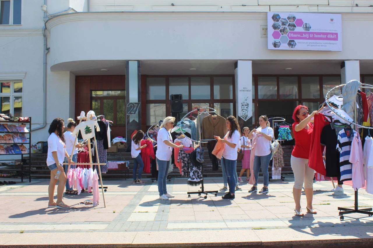 Gjilanasit mbledhin më shumë se dy ton veshmbathje për njerëzit në nevojë