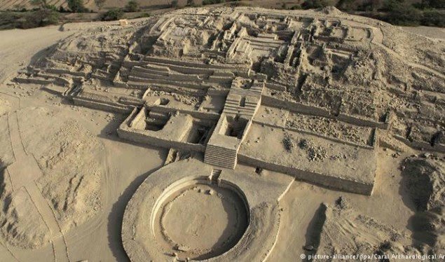 Në Peru zbulohet një reliev i lashtë me katër koka njerëzish e gjarpërinjsh