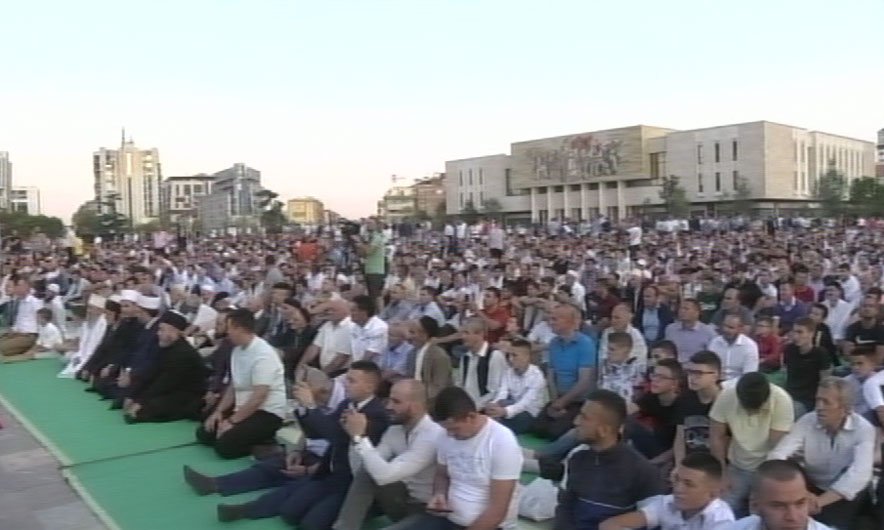 Mijëra besimtarë në Sheshin Skënderbej të Tiranës për të falur Bajramin e Vogël