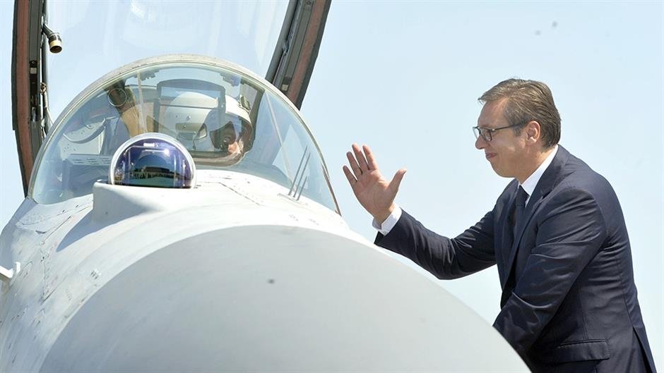 Vuçiq qau nga gëzimi kur në Serbi i pa avionët luftarakë rusë
