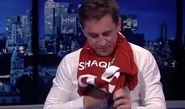 Humb bastin Gary Neville, “detyrohet” ta vesh fanellën e Shaqirit