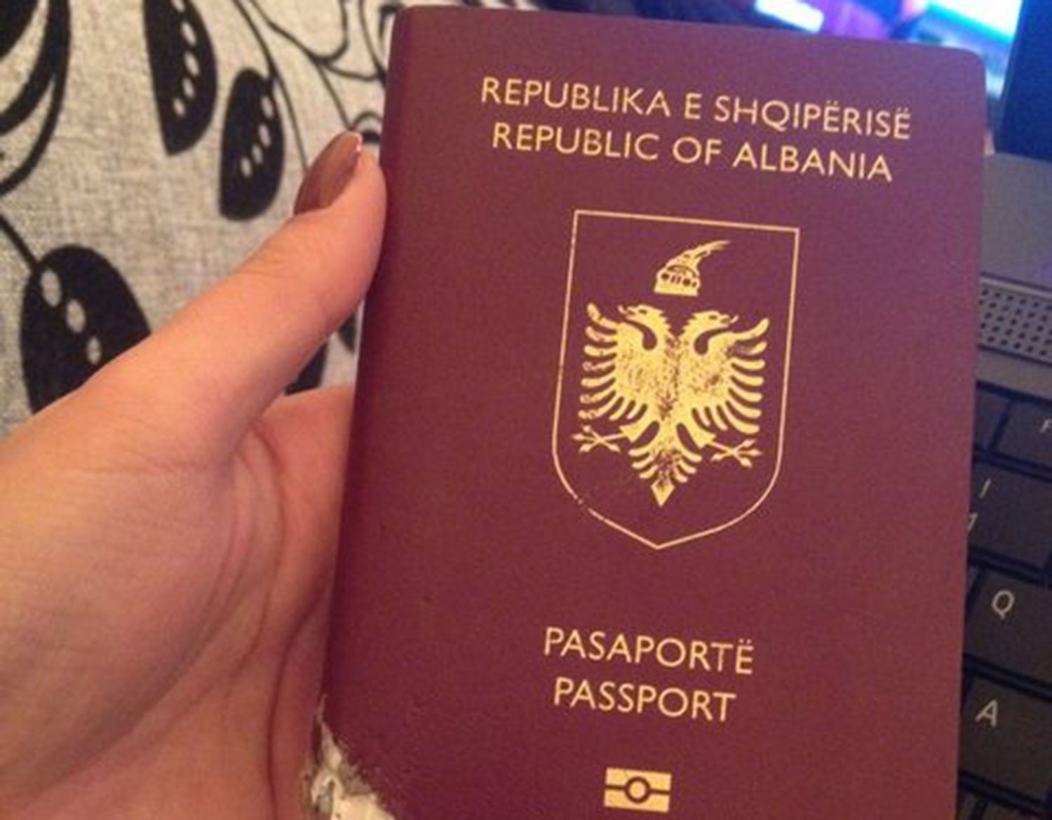 Rritet numri i personave që braktisin pasaportën shqiptare
