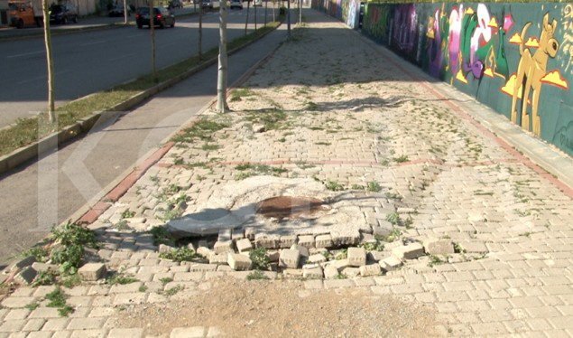 Trotuari në Rrugën B po shkatërrohet pak kohë pas ndërtimit