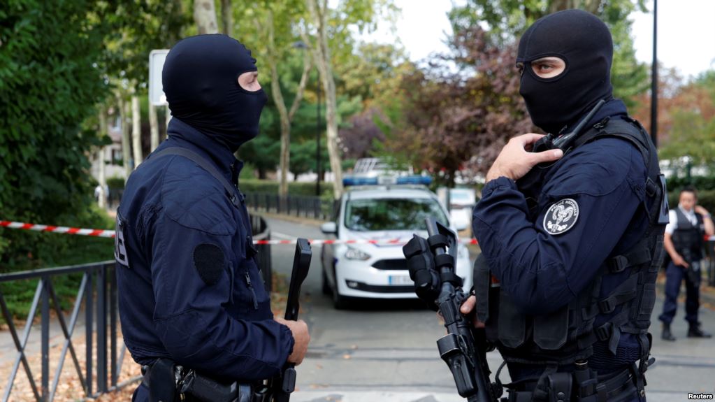 Sulmuesi në Paris vrau të ëmën dhe të motrën, IS-i merr përgjegjësinë