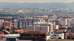 Fshehja “misterioze” e 27 sirianëve, afganëve e libianëve në garazhin e një ndërtese në Fushë-Kosovë