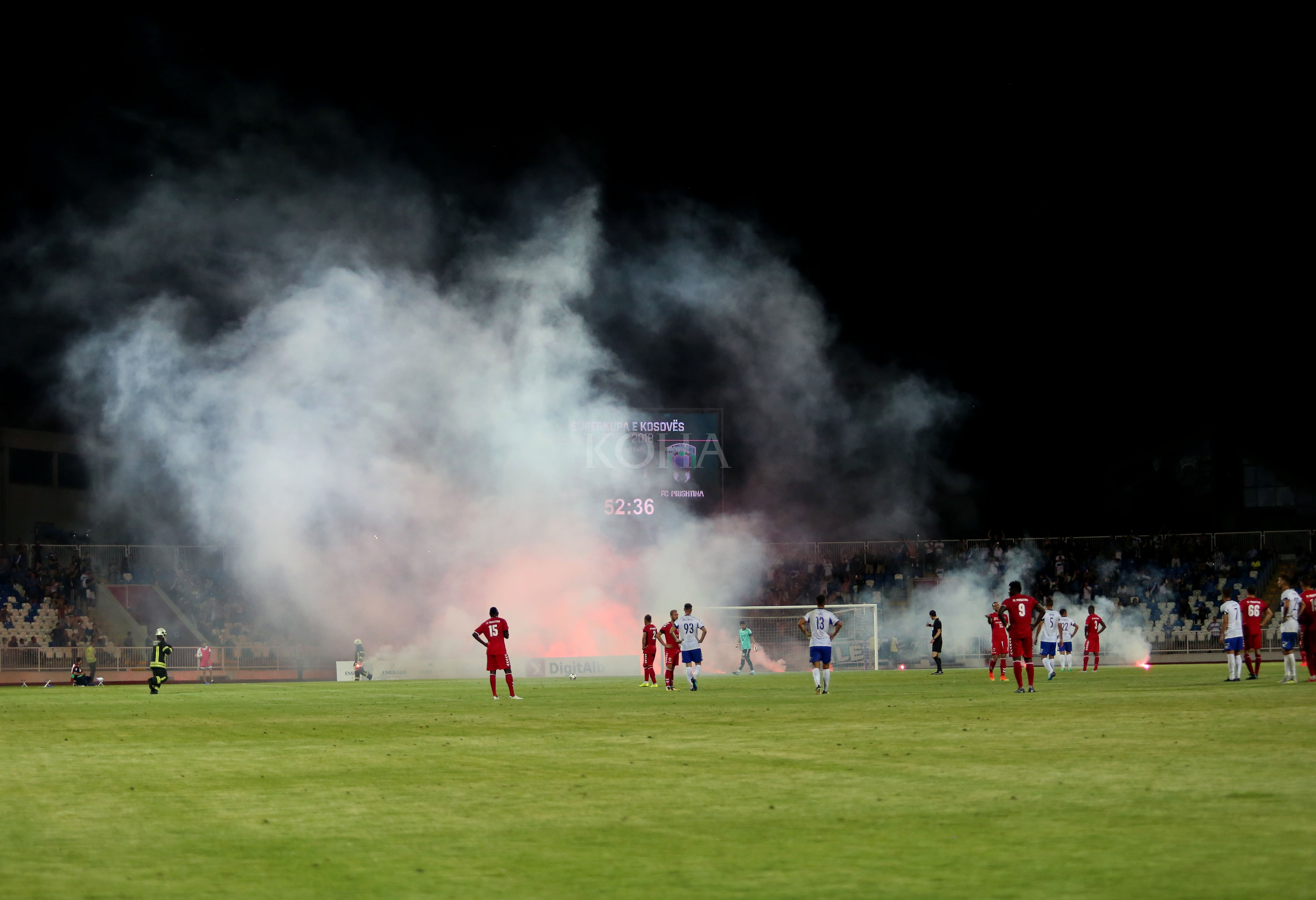 Në mjegullën e krijuar rreth stadiumit, shpiket edhe një lojë testuese