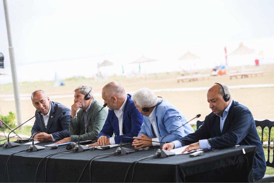 Hahn në Durrës tregohet i kujdesshëm për çështjen e kufijve të Kosovës
