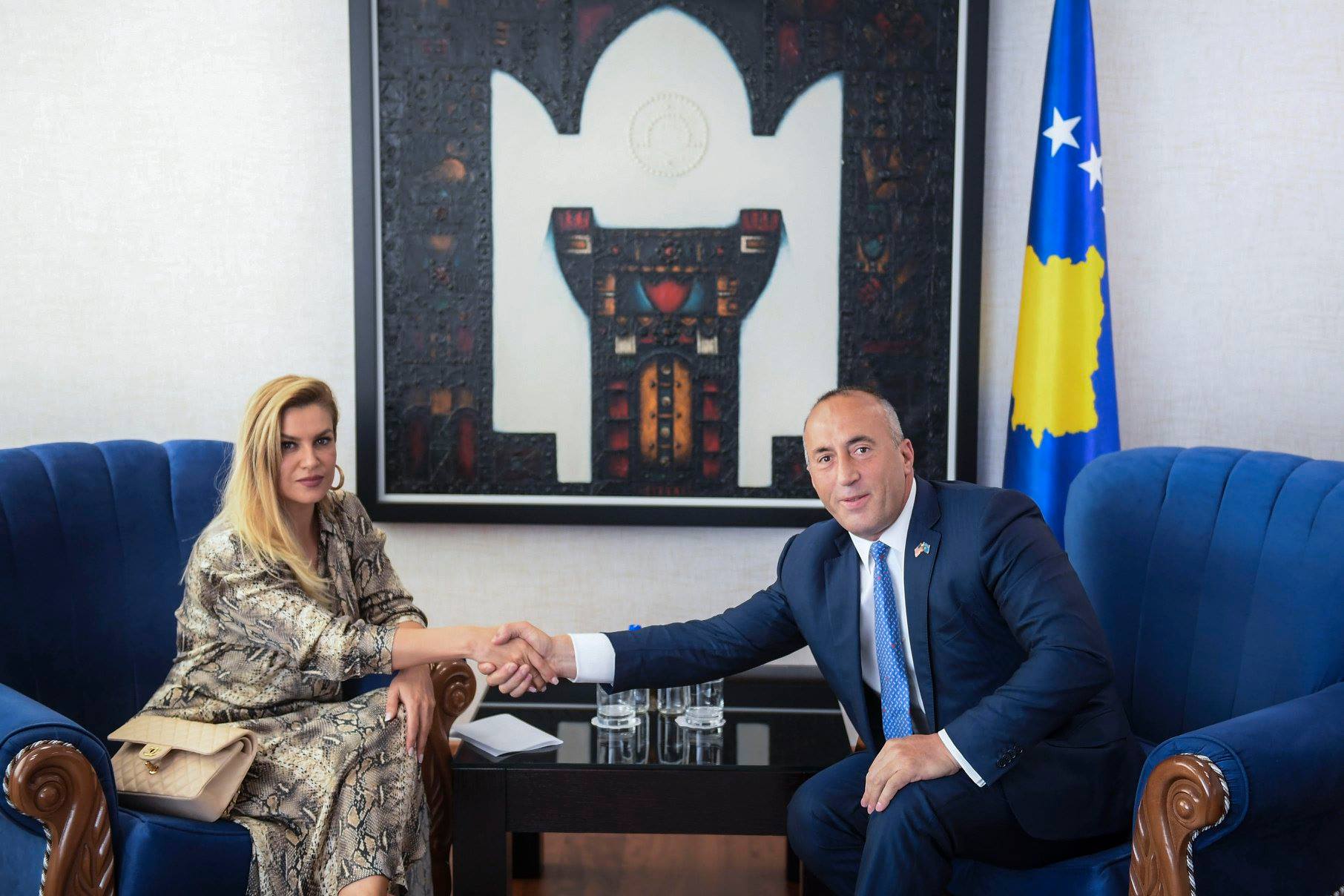 Haradinaj i premton Leonora Jakupit se eshtrat e babait të saj dhe të Kolonel Krasniqit do të kthehen në Kosovë