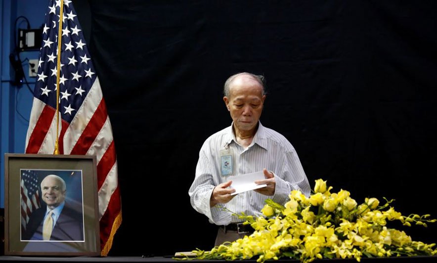 McCain nderohet si mik në Vietnam, ku kaloi 5 vite si i burgosur lufe 