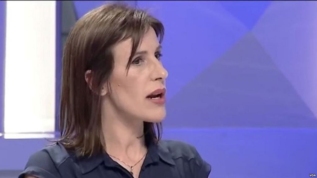 Qëllohet me automatik në Tiranë banesa e gazetares Klodiana Lala