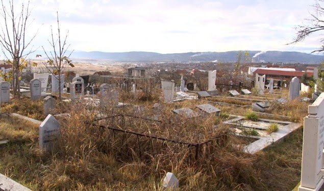 Avokati i Popullit dhe qytetarët kritikë për gjendjen në varreza të qytetit, Ahmeti thotë se po e mendon një plan