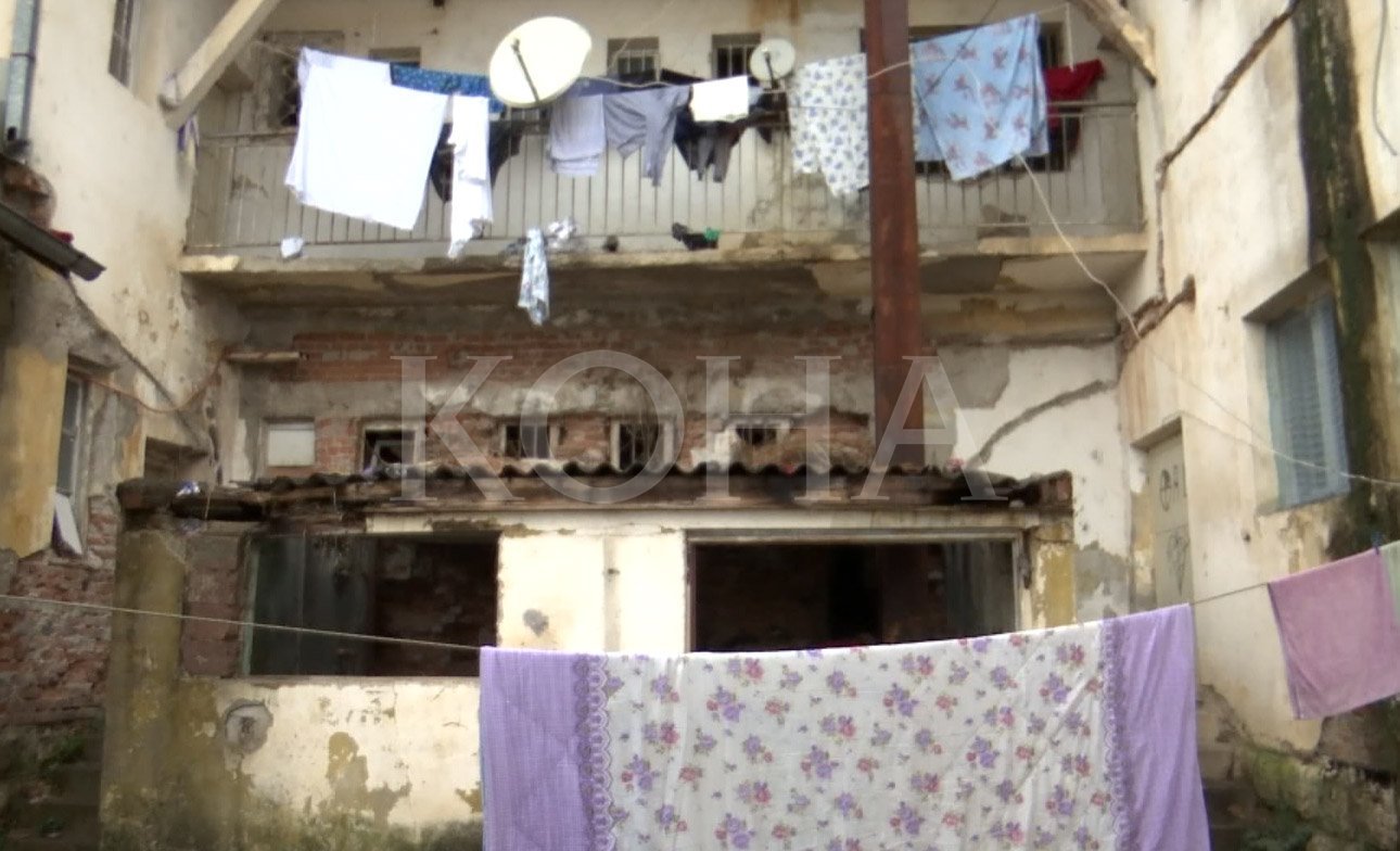Për shkak të problemeve me pronat, 13 familje jetojnë në ish-ndërtesën e burgut