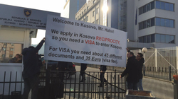 Hahnit i vendoset “vizë” për të hyrë në Kosovë