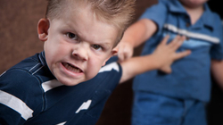 Si të silleni me fëmijët agresivë