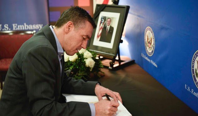 Veseli nënshkruhet në librin e zisë për George W.H. Bush