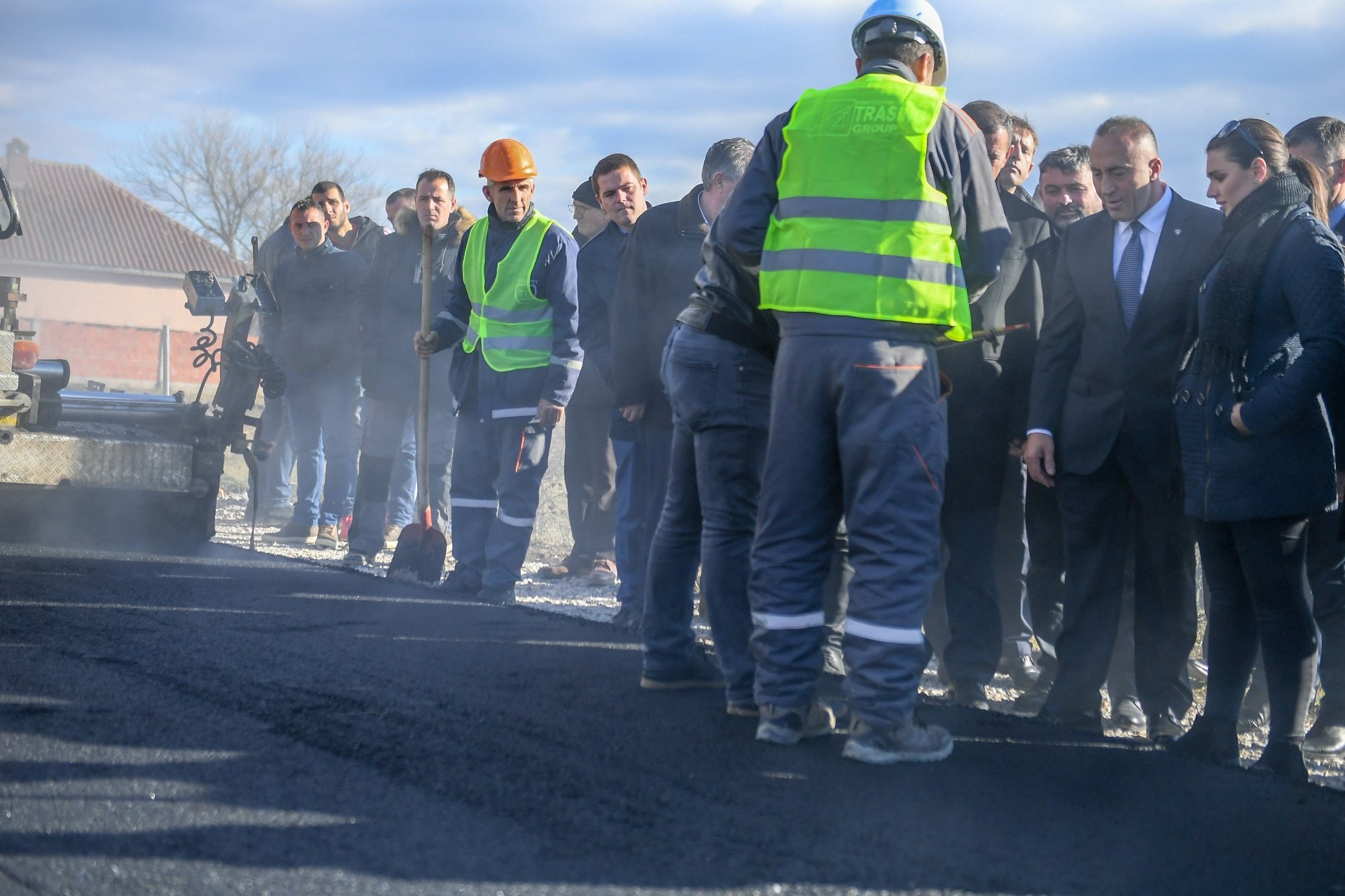 Haradinaj merr pjesë në nisjen e punimeve në asfaltimin e rrugës Sitnica në Obiliq