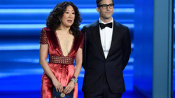 Sandra Oh e Andy Samberg, prezantues në ceremoninë “Globi i Artë”