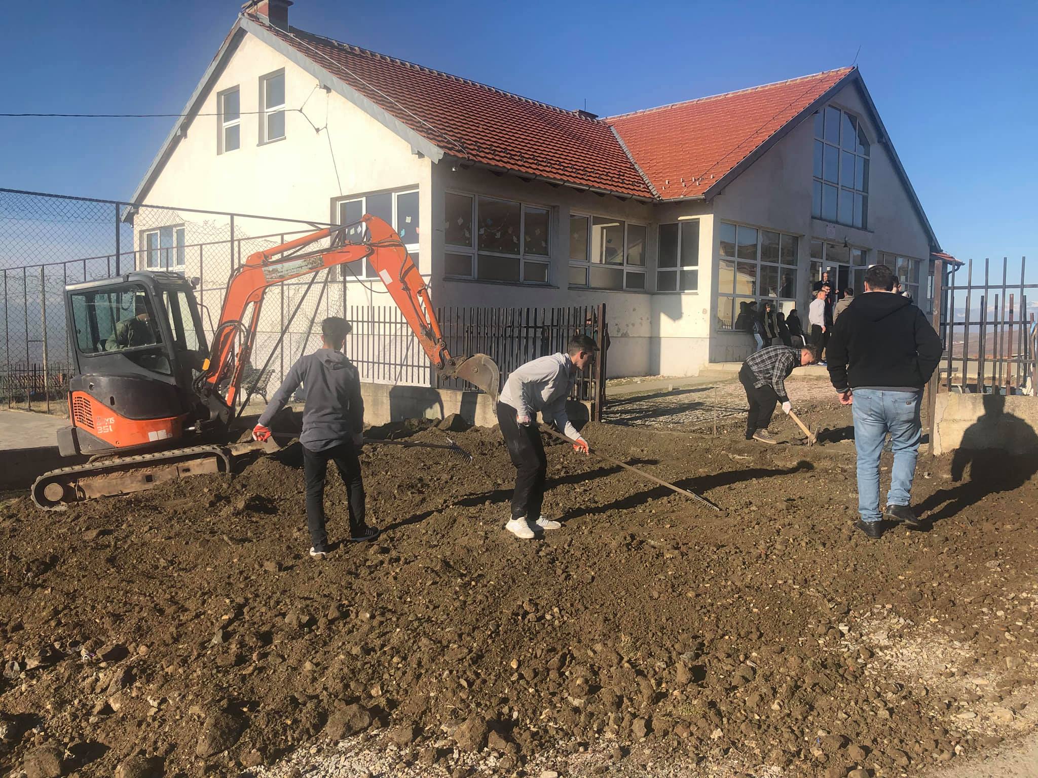 Shkolla e Senocit në Rahovec së shpejti me fushë të hendbollit, rregullohet edhe oborri
