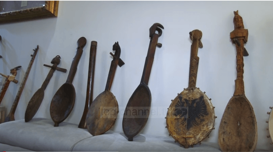 Koleksioni i rrallë me instrumente muzikore të vjetra shqiptare