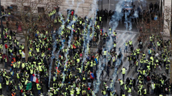 Policia përdor gaz lotsjellës në protestat në Paris