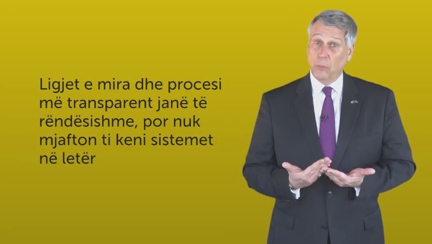 Kosnett: S’mjaftojnë ligjet e mira pa dënimin e zyrtarëve të korruptuar dhe konfiskimin e pasurisë