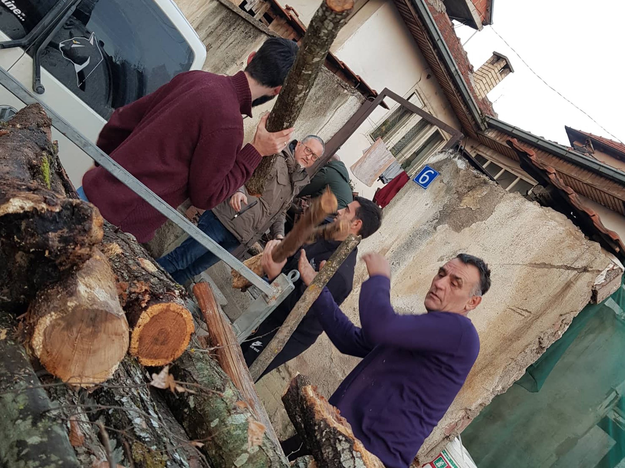 Vetëvendosje në Prishtinë shpërndan drunj për skamnorët, akuzon të “punësuarit nga PSD-ja” se vodhën