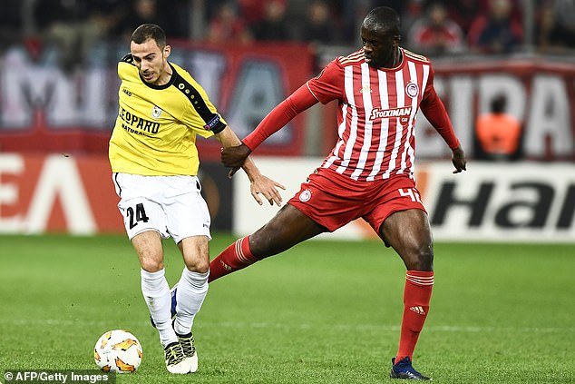 Olympiacosi ia shkëput kontratën Toures, grekët të pakënaqur me të